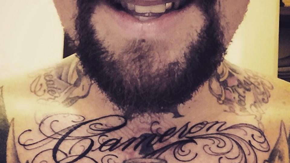 Benji Madden si na důkaz lásky ke své manželce herečce Cameron Diaz nechal udělat tento obří nápis jejího jména, ale na jeho těle se to ztratí, těžko byste toiž hledali nějaké místo bez tetování